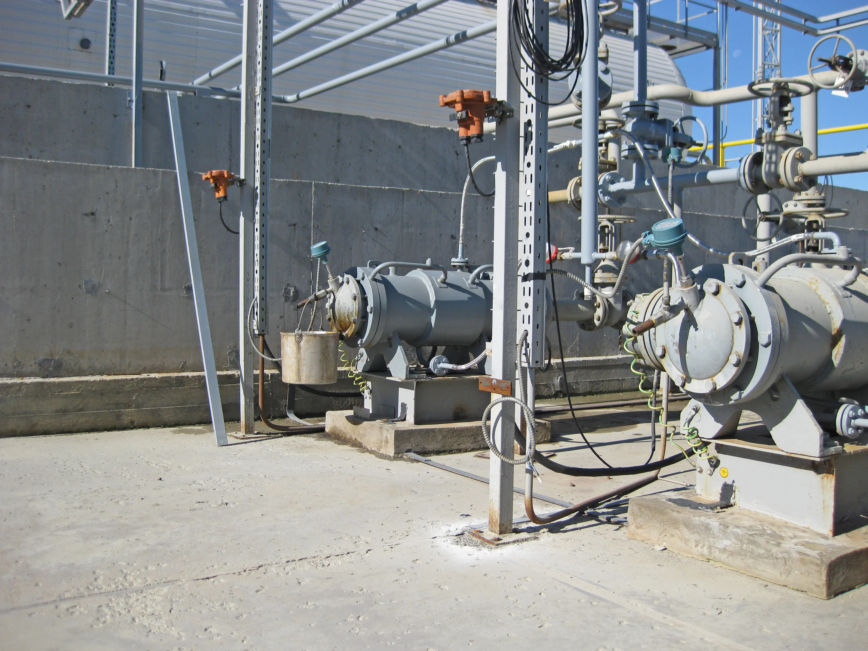 a bunch of pipes are connected to a metal structure